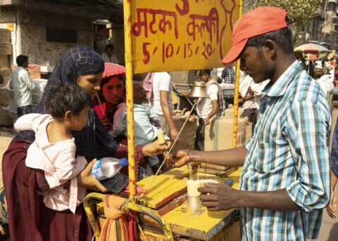 How does climate change impact Delhi's Red Fort market traders?